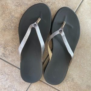 OLUKAI Ho'opio Leather sandals sz W7 metallic silver full grain leather straps